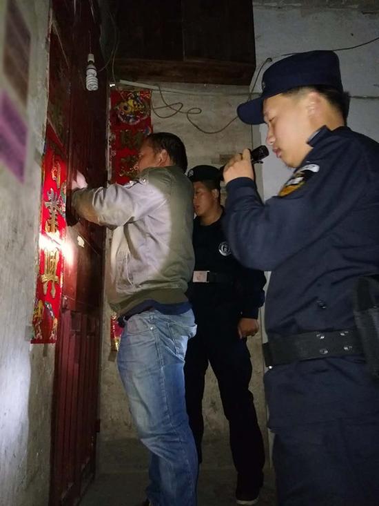 桑郎镇粗心妈妈误将幼女锁家中 民警全城寻开锁师傅开门