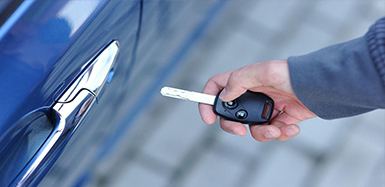 桑郎镇汽车钥匙锁在车里了怎么办？如何开汽车锁